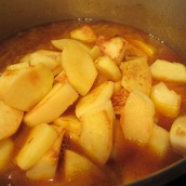 Add chopped quinces to the pot.